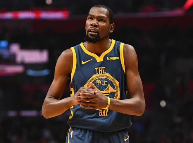 拜仁12轮不败领跑，曼城绝杀鱼腩，巴萨AC米兰登顶（拜仁12轮不败继续领跑，曼城绝杀弱旅，巴萨、AC米兰齐登顶）